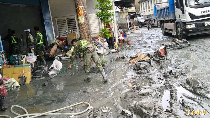 國軍協助清理環境。（記者王錦義攝）