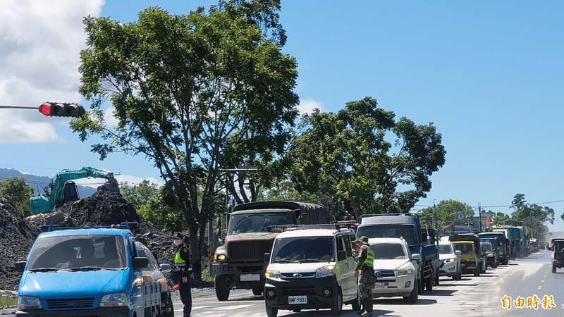 花蓮光復市區也湧入超多救災車輛。（記者王錦義攝）