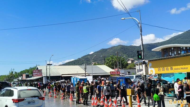 花蓮光復市區四處可見鏟子超人。（記者王錦義攝）