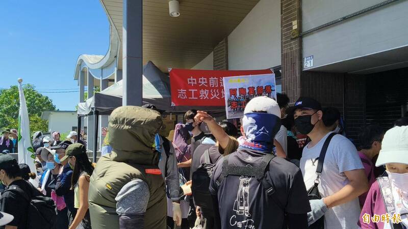 花蓮光復市區隨處可見鏟子超人。（記者王錦義攝）