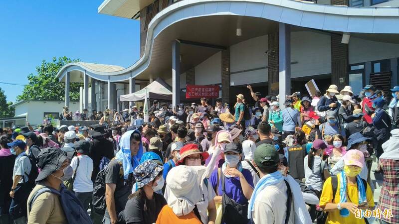 花蓮光復市區湧入超多鏟子超人。（記者王錦義攝）