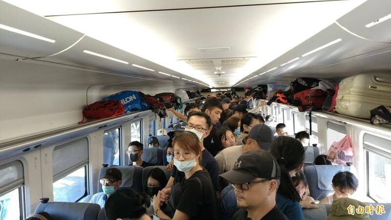 通往花蓮光復鄉的列車滿滿都是鏟子超人。（記者王錦義攝）