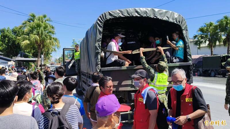 國軍出動軍卡把志工載到更深入的區域。（記者王錦義攝）