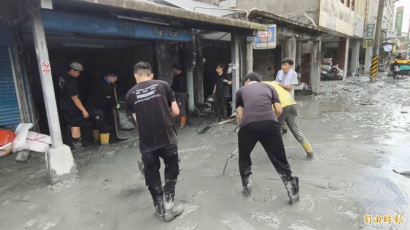 花蓮光復災區鏟子超加入清掃行列。（記者王錦義攝）