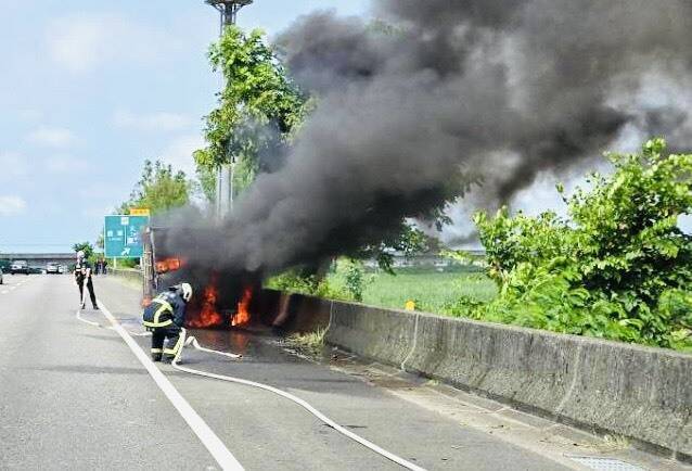 嘉82快速道路小起火燃。（嘉消防局提供）