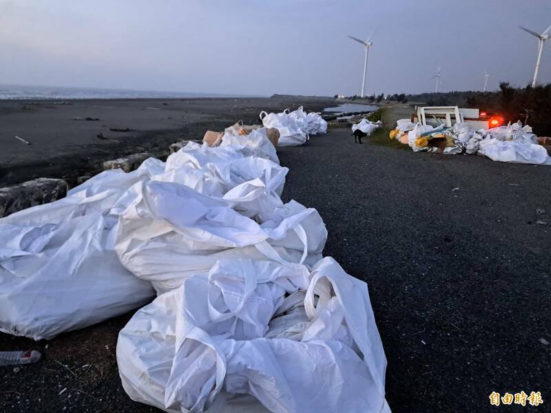雲林四湖熱門夕陽景點遭棄廢棄物 村民怒吼「真夭壽」