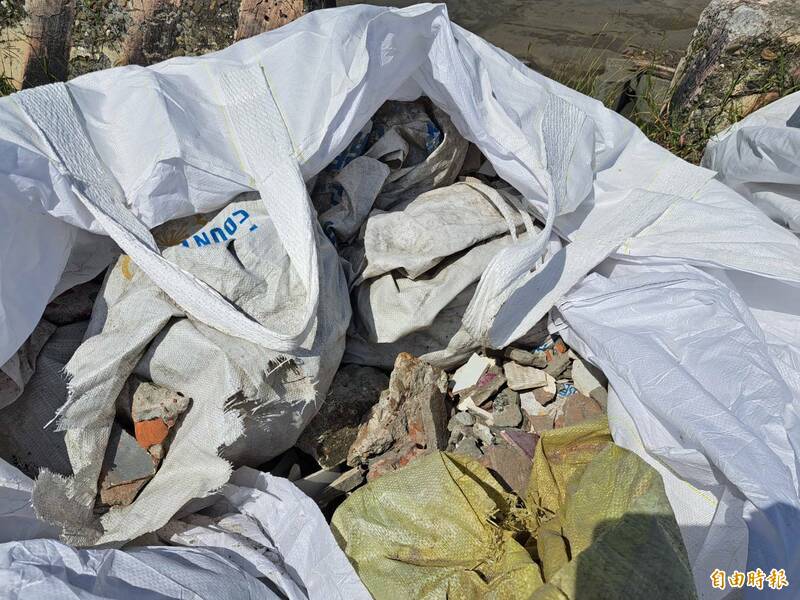 四湖鄉萡子寮海堤遭棄置大量廢棄物。（記者黃淑莉攝）
