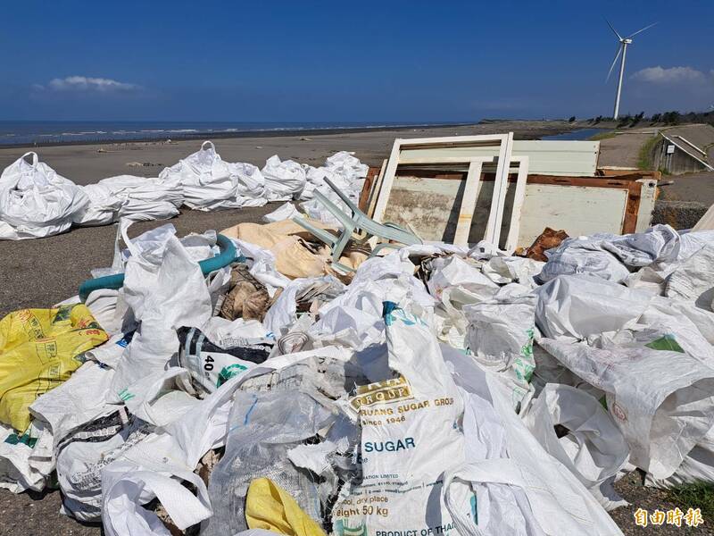 四湖鄉萡子寮海堤遭棄置大量廢棄物。（記者黃淑莉攝）