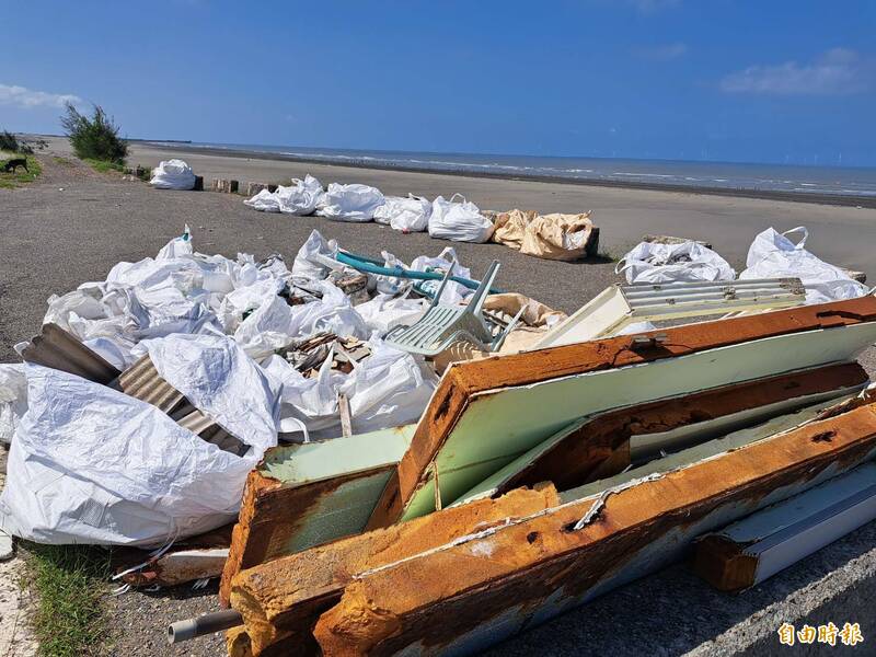 四湖鄉萡子寮海堤遭棄置大量廢棄物。（記者黃淑莉攝）