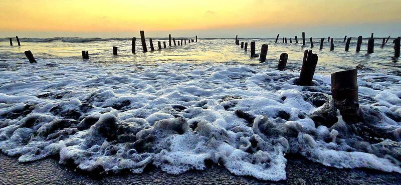 四湖鄉萡子寮海堤是雲林著名欣賞夕陽景點之一，吸引許多遊客前往拍照。（蔡姓民眾提供）