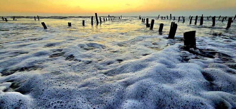 四湖鄉萡子寮海堤是雲林著名欣賞夕陽景點之一，吸引許多遊客前往拍照。（蔡姓民眾提供）