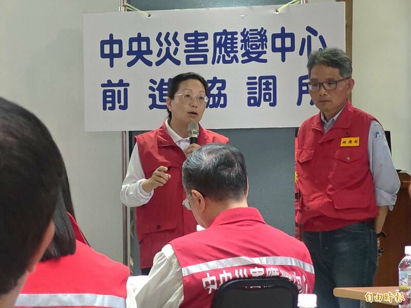 花蓮縣長徐榛蔚（左）今出席中央災害應變中心簡報，提多項需求。行政院長卓榮泰（背對鏡頭者）仔細聆聽、筆記；右為經濟部次長賴建信。（記者王榮祥攝）