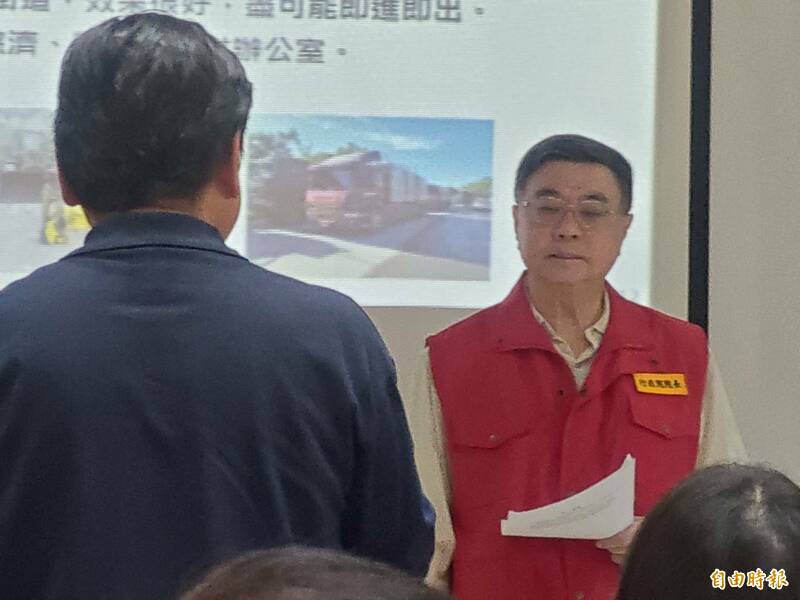 行政院長卓榮泰（右）今天再度到花蓮光復災區，又與立委傅崑萁（左，背對鏡頭者）同台，今天雙方沒有互相大小聲。（記者王榮祥攝）