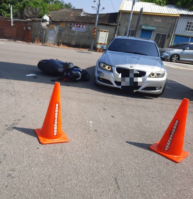 8旬翁牌前BMW碰撞，老翁倒地受送。（民提供）