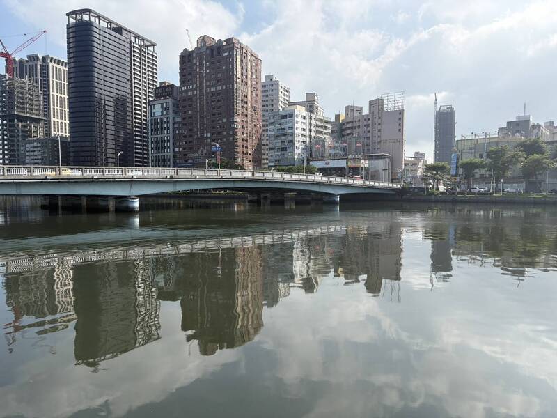 高雄愛河五福橋驚見浮屍 晨跑民眾嚇壞報警