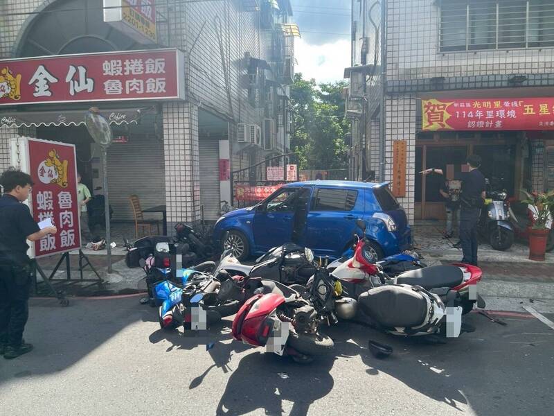 林男失控撞倒路11部。（者徐翻）