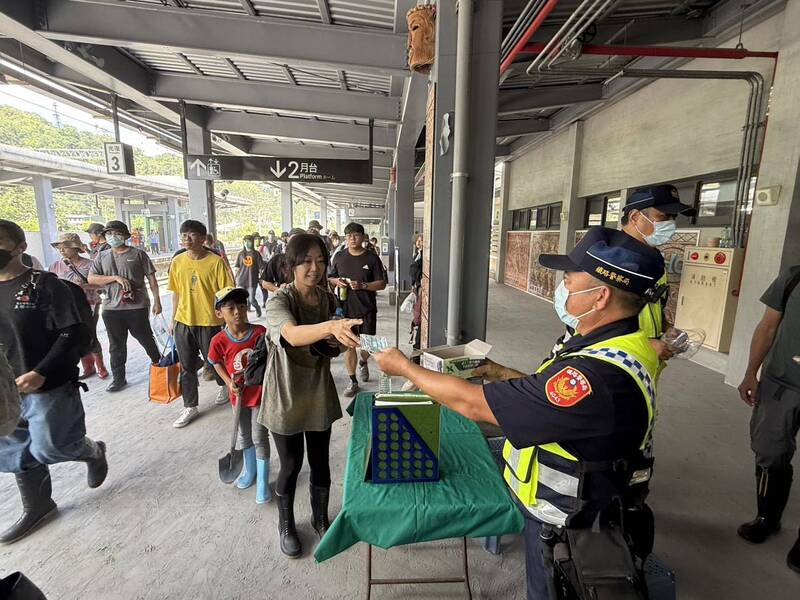 「鏟子超人」助救災 鐵警局光復車站設機動派出所疏導人流