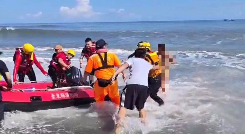 2比基尼正妹在台浪遇大岸流，海巡及救援。（者明堂翻）