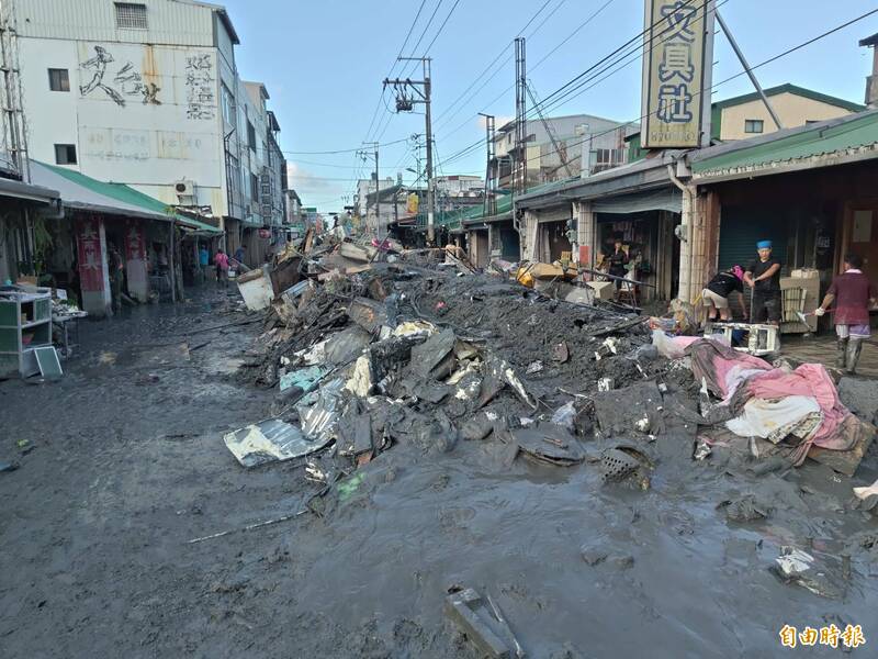 光復鄉街道傍晚出現「泥山」 怪手司機：數萬超人的成績單