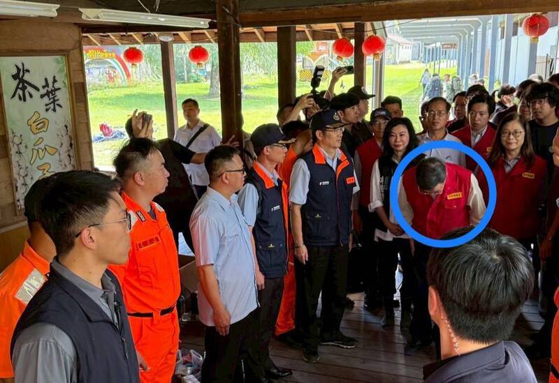 海巡放棄休假投入救援光復災區 卓揆鞠躬致謝