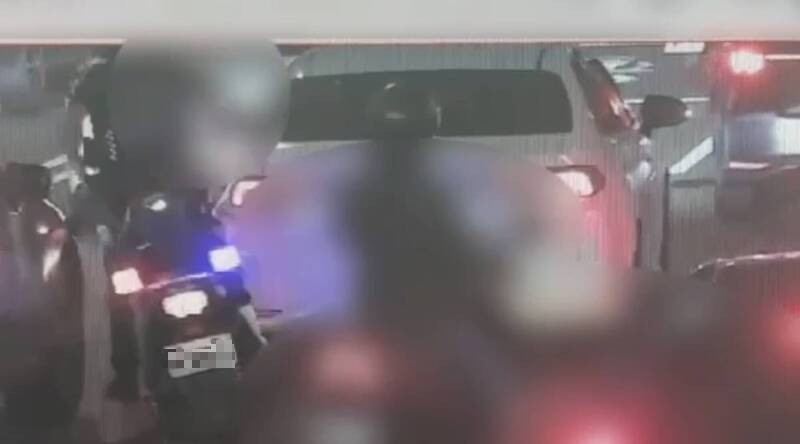 高雄五福商圈傳槍響 轎車拒檢衝撞 警開9槍仍被逃逸