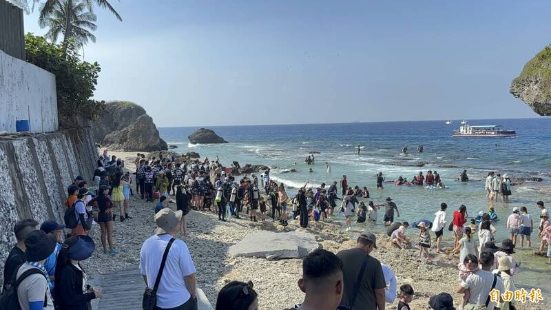 教師節連假「比暑假還熱鬧」 小琉球爆1.3萬人登島