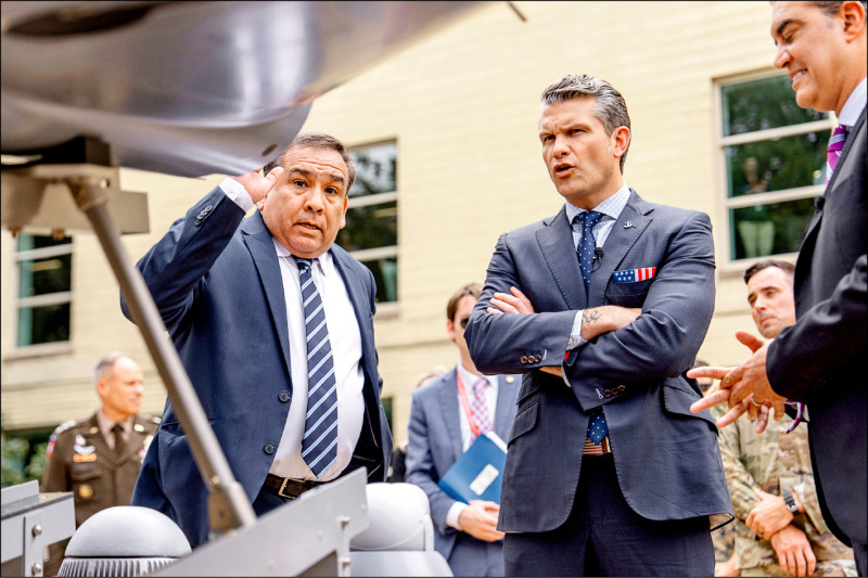 美國國防部長赫格塞斯（中）7月在五角大廈草坪視察無人機裝置研發進度。（美聯社）