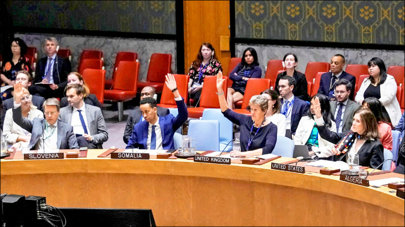 聯合國安理會成員國26日就中國與俄羅斯所提、主張延後恢復制裁伊朗的決議草案進行表決。該草案最後以4票贊成、9票反對、2票棄權而未能過關，伊朗將重新遭聯合國制裁。圖為英美等國代表投下反對票。（路透）