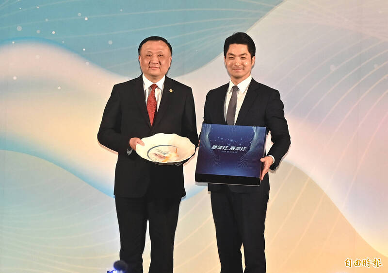 2024台北上海雙城論壇歡迎晚宴，12月16日晚間在圓山飯店舉行，台北市市長蔣萬安（右）與上海市副市長華源（左）互贈紀念品。（資料照）