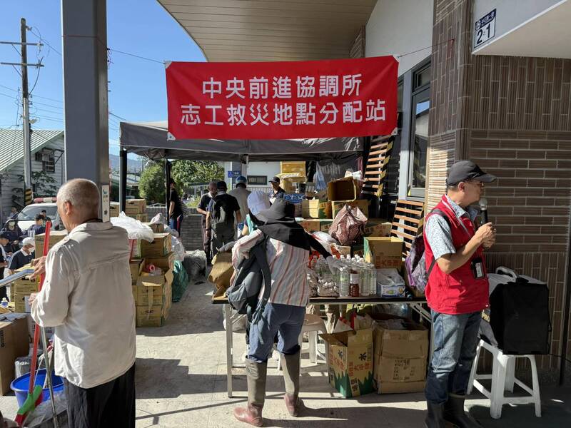 花蓮光復鄉重災，受災教師痛批花蓮縣府到底在哪裡。圖為中央政府在光復車站門口成立的協調所。（圖擷自Lâu Thiat Uí）