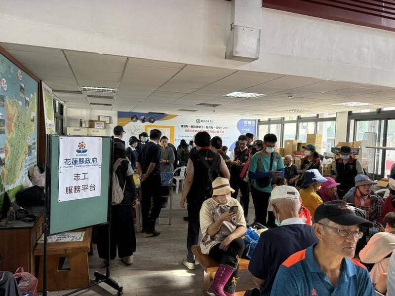 花蓮縣政府自身又在車站裡成立「志工平台」，讓教師質疑為何縣府不跟中央合作。（圖擷自Lâu Thiat Uí）