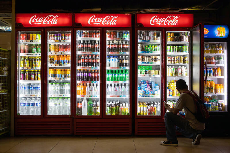英國研究：市售飲品微塑膠無所不在 「這關鍵」恐讓釋出量翻倍