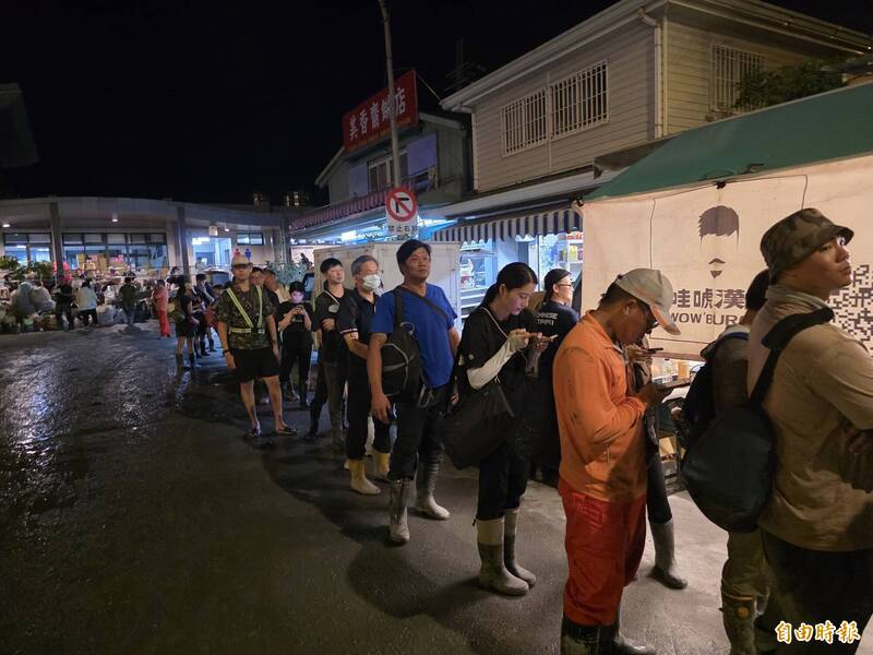 「台灣最美風景是人」屏東漢堡超人花蓮送暖 反被鏟子超人斗內！