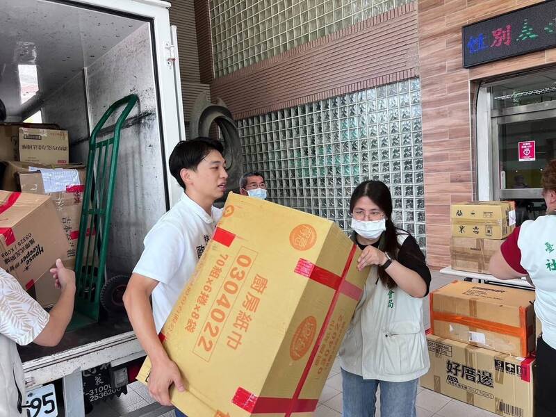 南市在地企業響應救災，募集逾700雙雨鞋及物資，移交南市社會局送至花蓮災區。（歐政豪提供）
