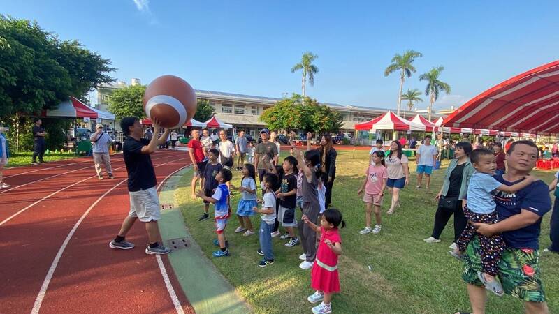 民進黨雲林縣黨部在虎尾舉辦公益園遊會，各種遊戲讓民眾玩的不亦樂乎。（圖由民進黨雲林縣黨部提供）