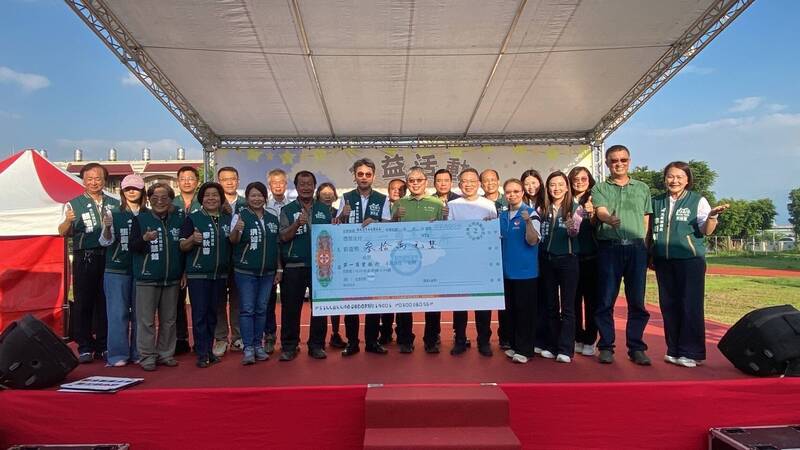 活動除募集30萬元善款用於慢飛天使，短短3小時內更募得12萬賑災款，送愛到花蓮。（圖由民進黨雲林縣黨部提供）