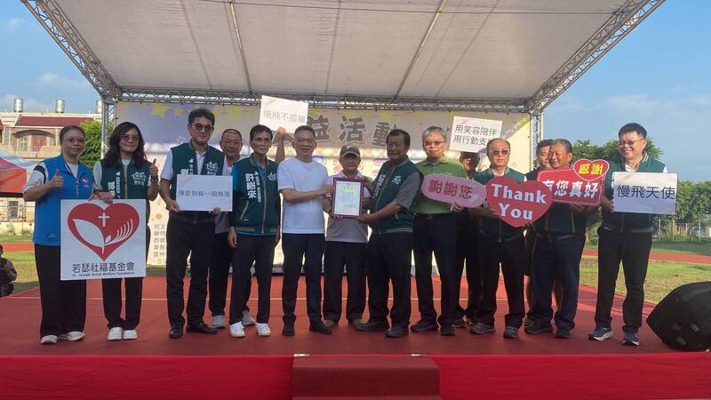 活動除募集30萬元善款用於慢飛天使，短短3小時內更募得12萬賑災款，送愛到花蓮。（圖由民進黨雲林縣黨部提供）