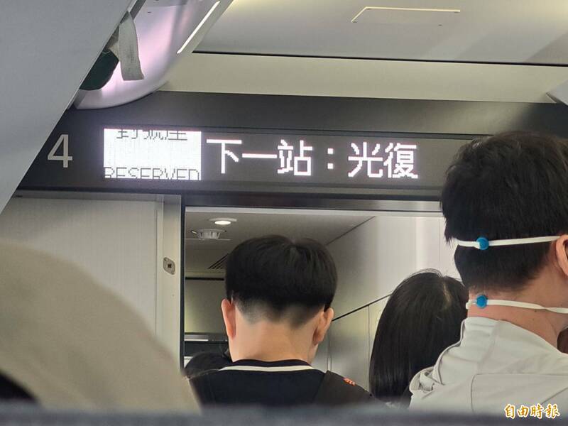 鏟子超人沒離開！ 光復車站清早又湧入大批志工
