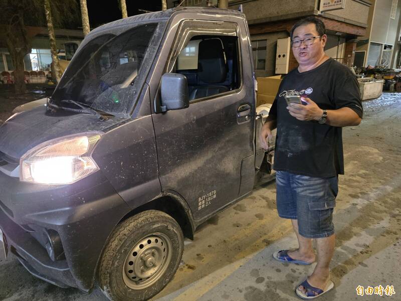 災民賴先生批評，花蓮縣府物資爆倉卻還要災民親自登記才能領，批評大量物資根本到不了災民手上，只剩供應便當的功能。（記者花孟璟攝）