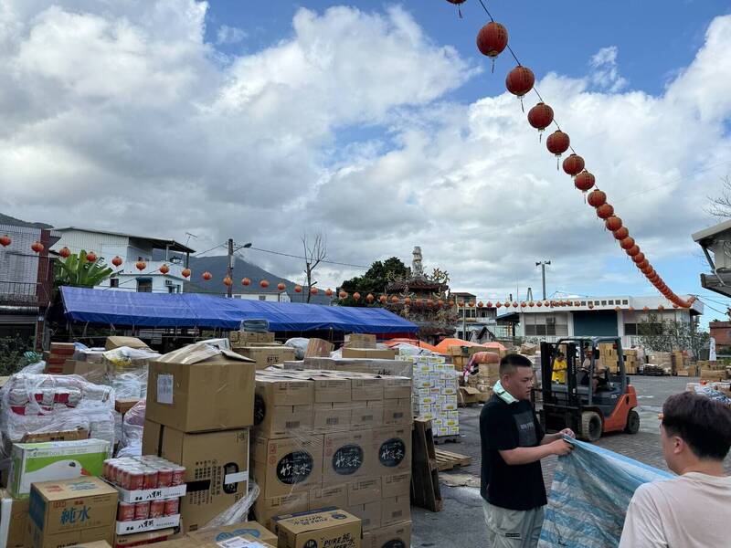 花蓮縣議會議長張峻收到各縣市送來的愛心，開放災民及志工自由領取，志工也動員幫忙送物資。（張峻服務處提供）