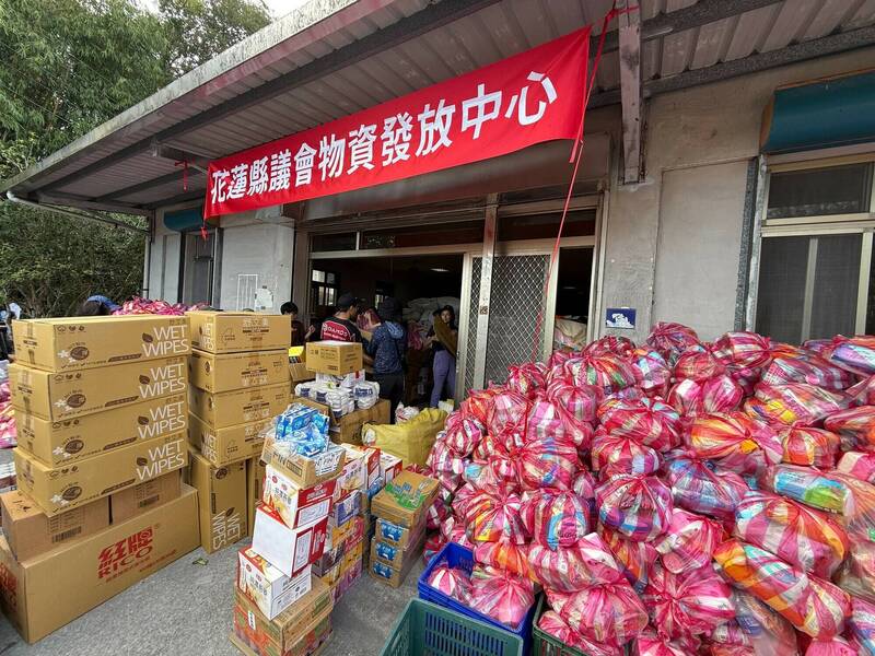 花蓮縣議會議長張峻收到各縣市送來的愛心，開放災民及志工自由領取，志工也動員幫忙送物資。（張峻服務處提供）