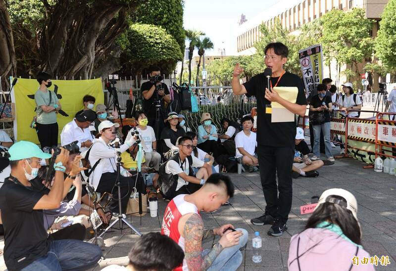 民眾黨主席黃國昌近日遭踢爆自2022年起指揮一組「狗仔集團」跟拍綠營政治人物，他未曾回應此事，不僅上週末未安排公開行程，今日也依舊「神隱」。（資料照）