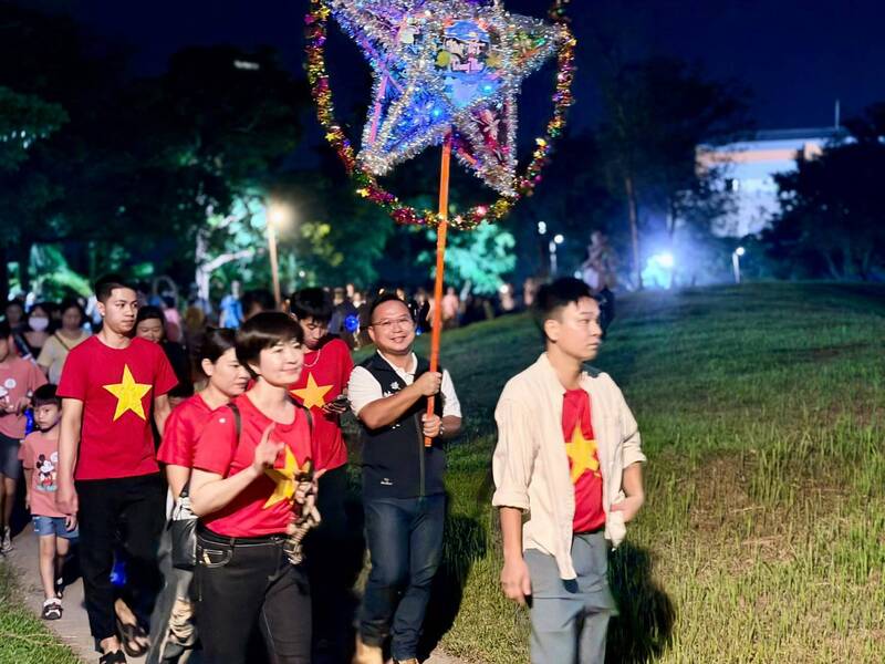 民眾提星星燈籠遊街，體驗越南過中秋的習俗。（圖由民雄親子共學群提供）