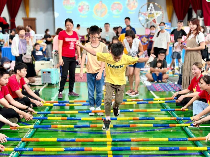 孩子 體驗越南童玩竹竿舞。（圖由民雄親子共學群提供）