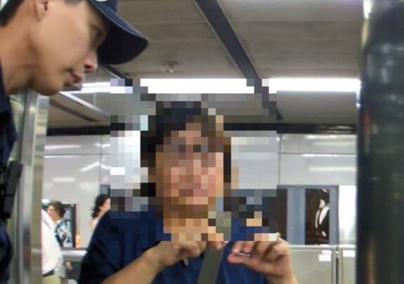 12萬現金在北捷漂流16站 捷警隊迅速助婦人尋回