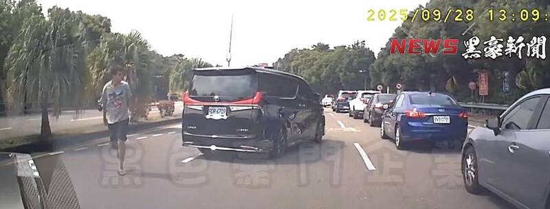 「運兵車」疑行車糾紛竟鬼切攔車 大甲警方要辦了