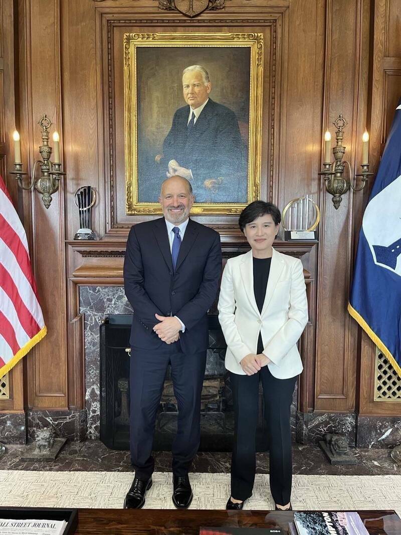 行政院副院長鄭麗君與美國商務部長盧特尼克合影。（資料照，圖由行政院提供）