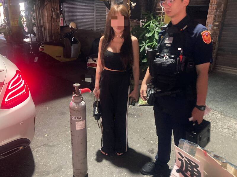 白色賓士女駕駛疑吸笑氣逆向撞2車釀禍肇逃  警半小時逮人