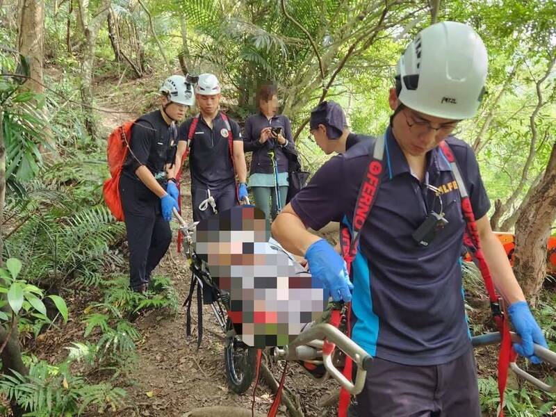 男子攀登嘴山摔倒多受，消防人上山救援。（苗府消防局提供）