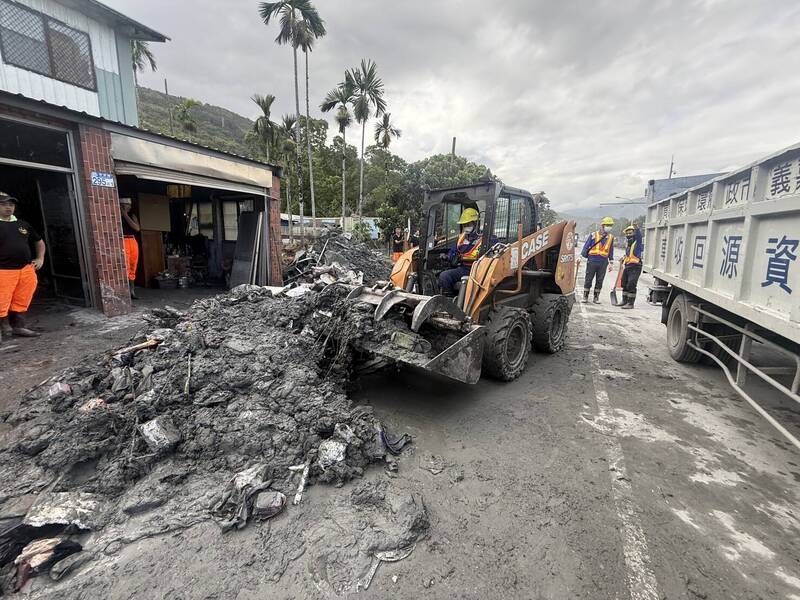 嘉市救援隊花蓮協尋失聯民眾、助清淤今返嘉 孩童見車隊比讚